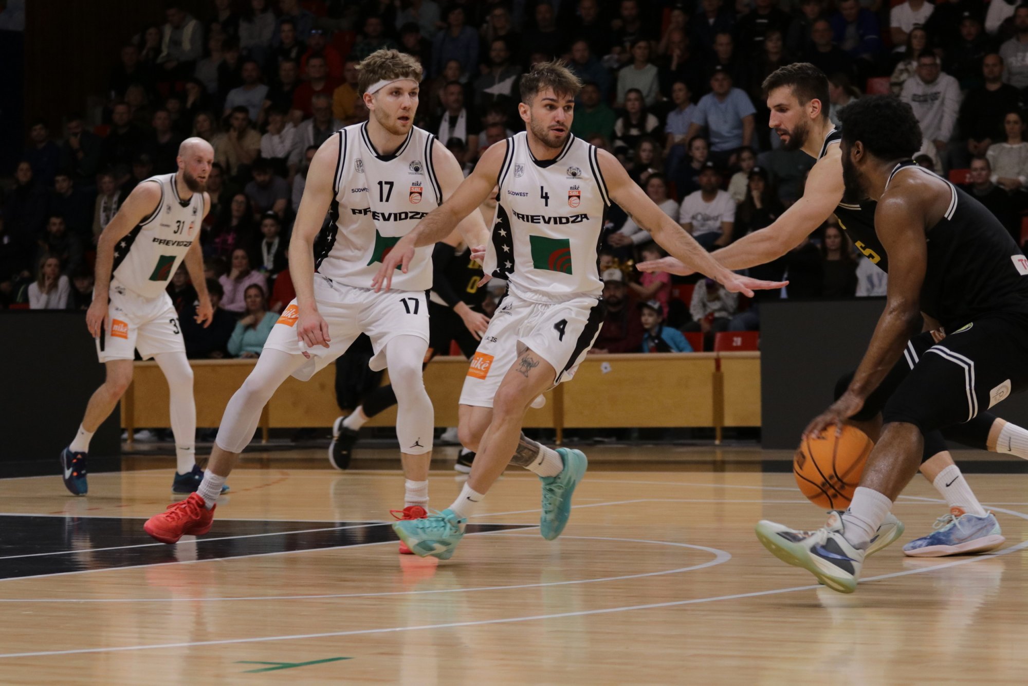 Prievidzskí basketbalisti odmietli koniec sezóny