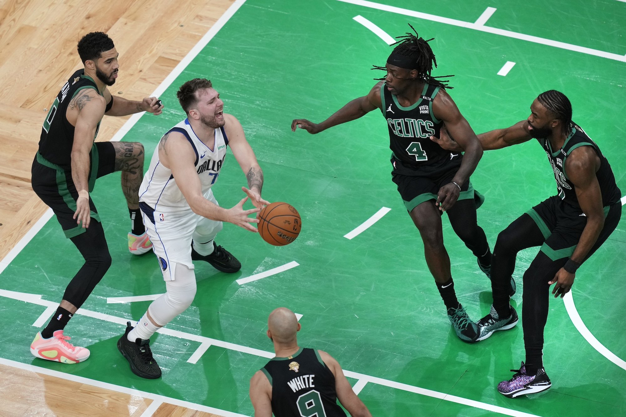 VIDEO/NBA finále: Zranený Dončič hral výborne, ale na Boston to opäť nestačilo