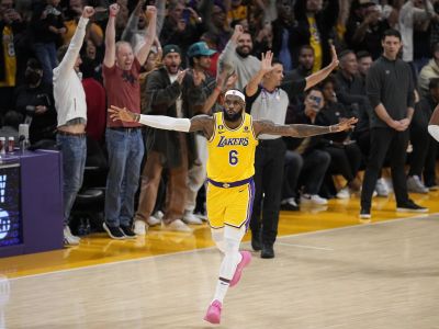 Aj pred štyridsiatkou nepoľavuje, LeBron James podpísal novú stomiliónovú zmluvu