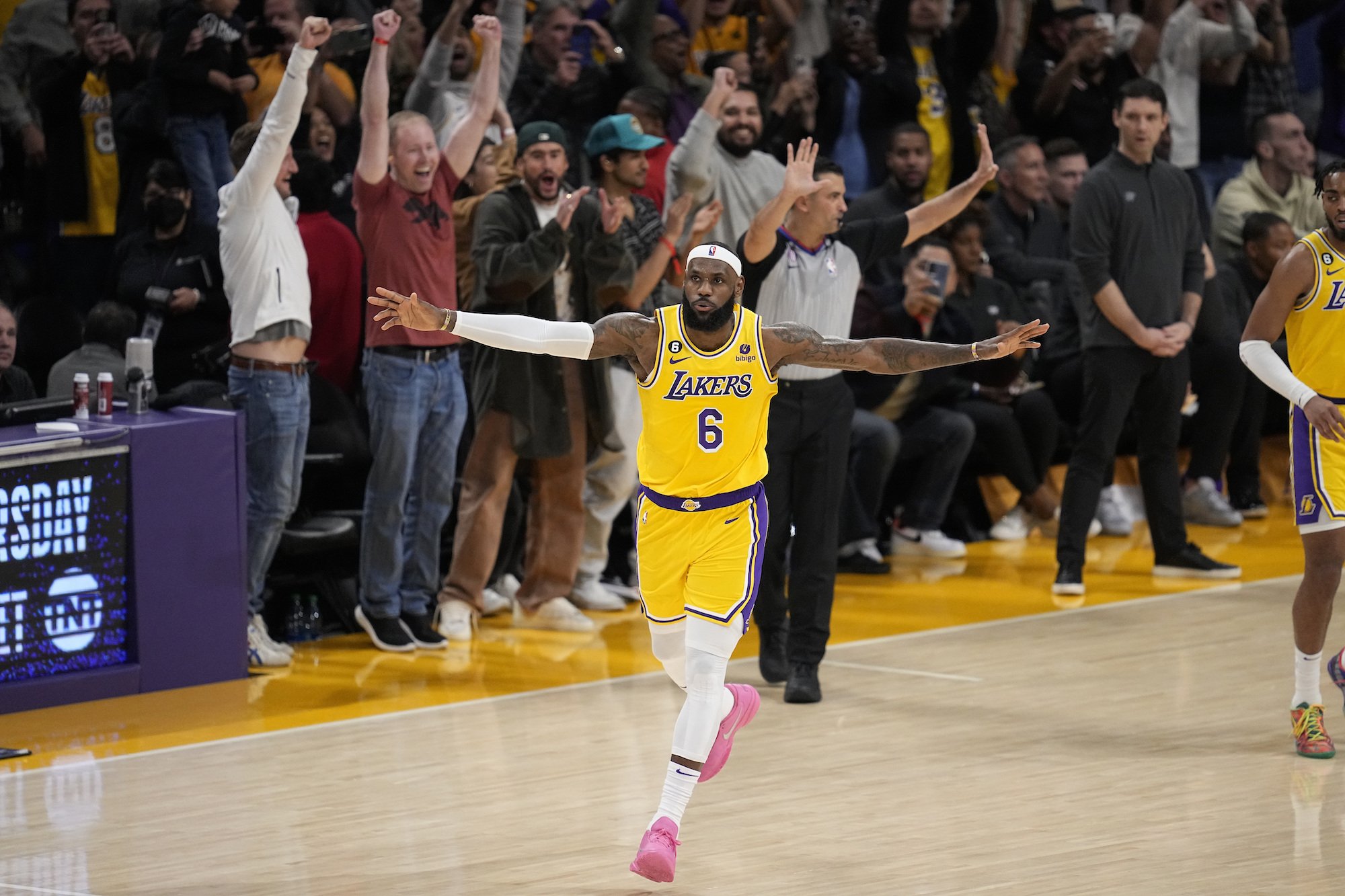 Neskutočný dôkaz odhodlania a vôle, LeBron napodobnil Gretzkého či Bolta