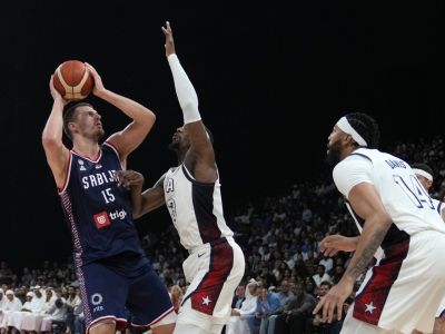 VIDEO: Američania ubránili Jokiča, nedali šancu Srbom, keď im nastrieľali 105 bodov