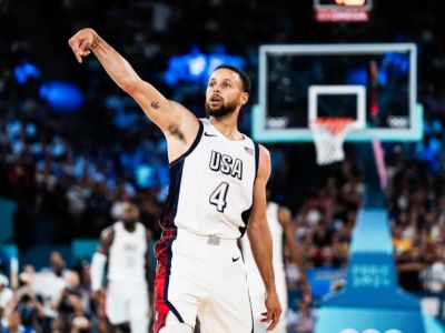 36-bodový Curry zachránil Američanov od šokujúcej prehry, USA vo finále nastúpia proti domácemu Francúzsku