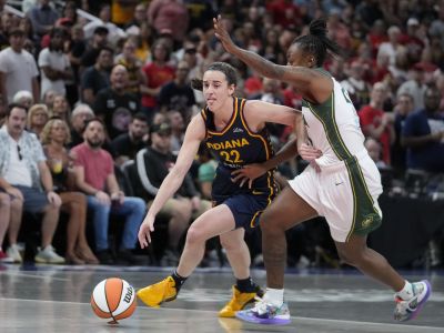 Strieľa Steph Curry najdlhšie trojky? Prekonáva ho žena