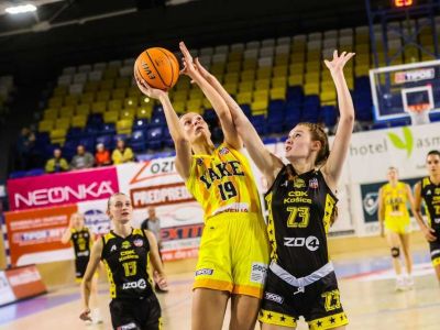 Kadetka Alex Czakóová s prvými minútami v extralige