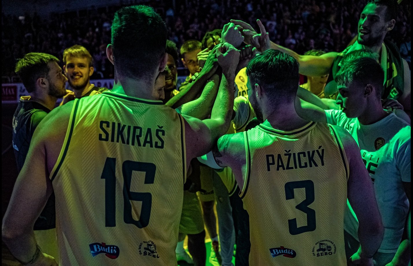Komentár: Z periférie do žiary reflektorov