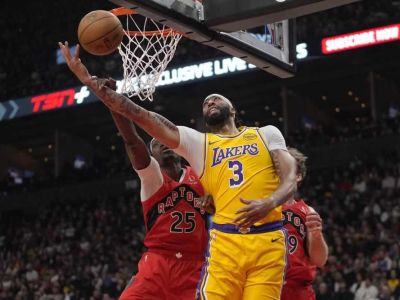 VIDEO: Davis a James potiahli Lakers za výhrou v Toronte