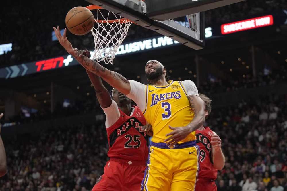 VIDEO: Davis a James potiahli Lakers za výhrou v Toronte