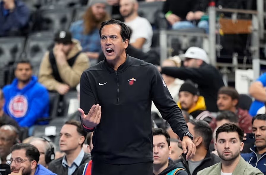Aj najlepší tréner NBA vie spraviť detinskú chybu, ktorá stála jeho tím zápas