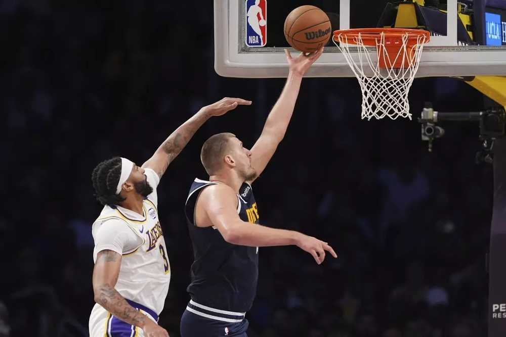 VIDEO: Denver opäť rozbil Lakers, Charlotte nestačilo ani 50 bodov Balla