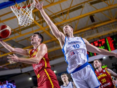 Stolík a rozhodcovia okradli Slovákov dvakrát. Španieli kontroverznú trojku ani nemali hádzať