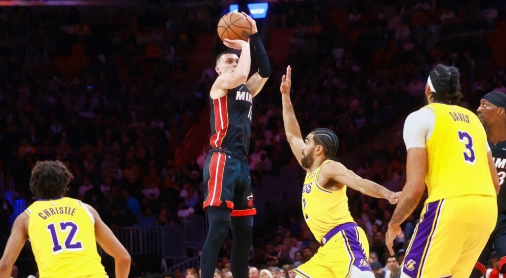 VIDEO: Miami dalo 24 trojok a deklasovalo Lakers o 41 bodov