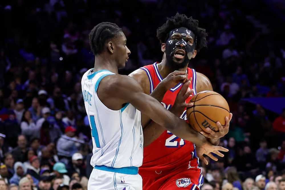 VIDEO: Embiid sa vrátil zamaskovaný a nastrieľal 34 bodov