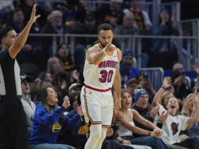 VIDEO: Parádny Steph Curry si spravil rekord v trojkách, LeBron James sa pripomenul 38 bodmi
