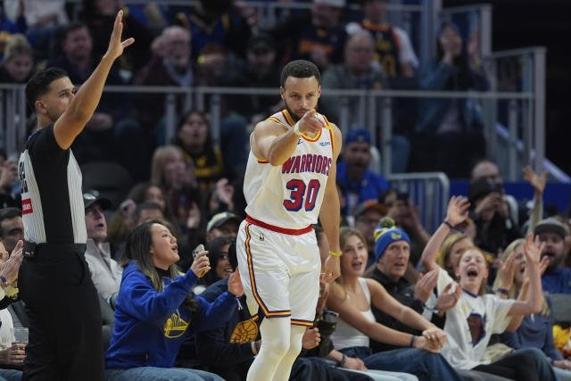 VIDEO: Parádny Steph Curry si spravil rekord v trojkách, LeBron James sa pripomenul 38 bodmi