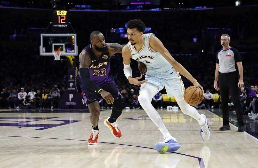 VIDEO: Lakers dostali doma výprask od San Antonia, Toronto šokovalo Golden State
