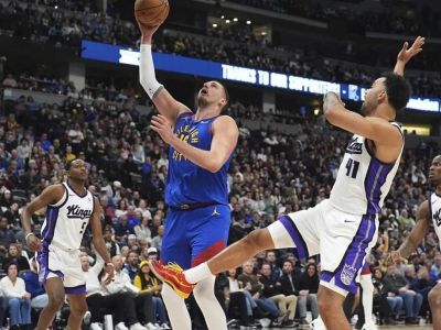 VIDEO:  Jokič predviedol monštrUózny triple-double a k tomu premenil strelu z 3/4 ihriska