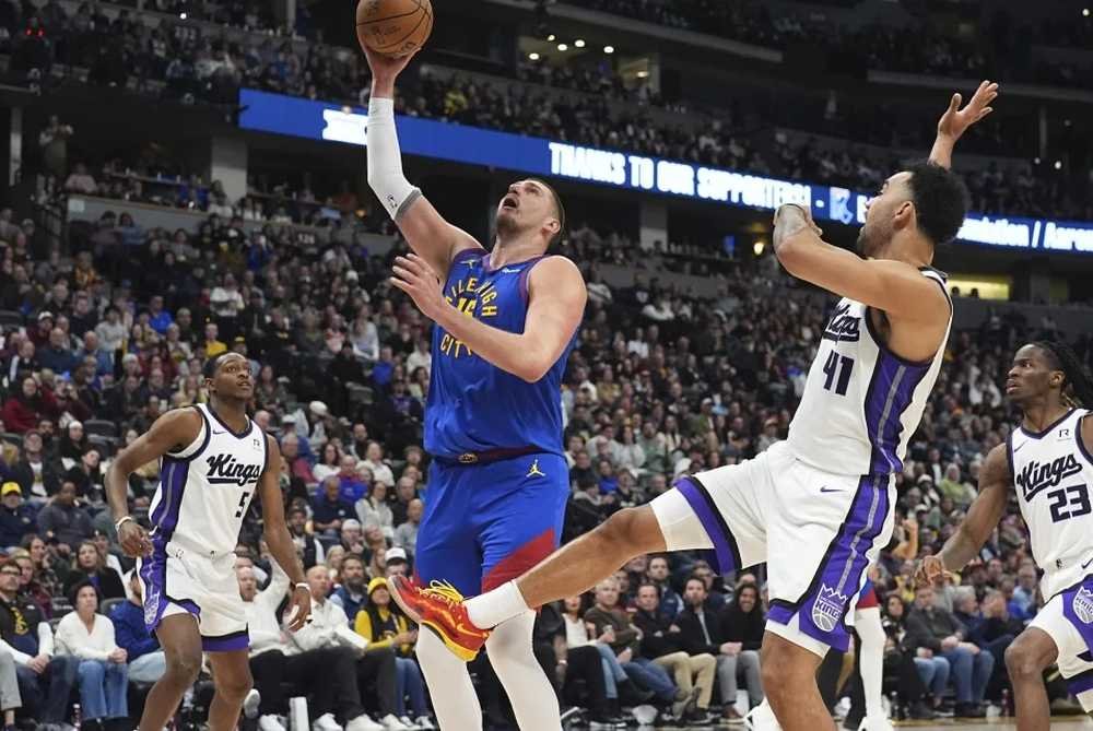 VIDEO:  Jokič predviedol monštrUózny triple-double a k tomu premenil strelu z 3/4 ihriska