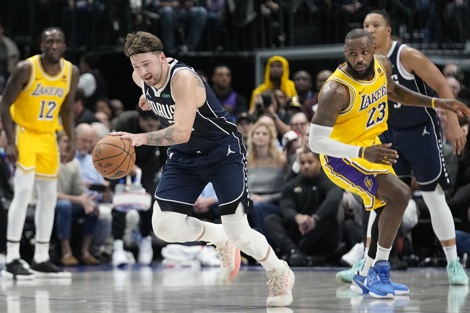 Najšialenejší nečakaný megatrejd v histórii! Nič netušiaceho Dončiča vymenili do Lakers