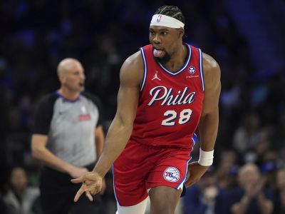 V NBA sa najprv nepresadil, zasmečoval na olympiáde cez LeBrona a teraz sa o neho v NBA bijú