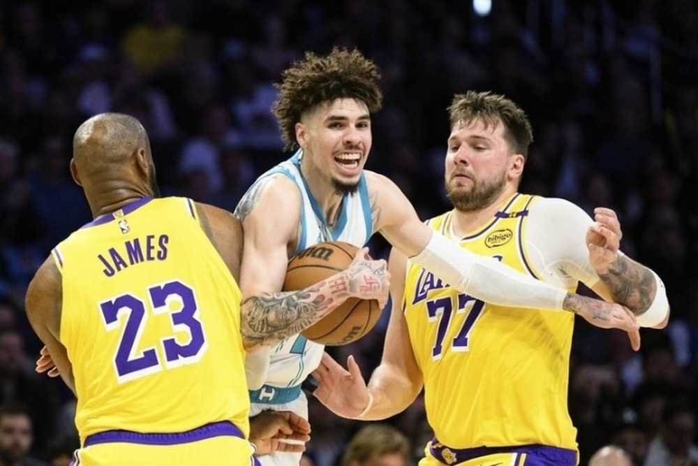 VIDEO: Lakers k výhre nepomohli ani double-double z rúk Jamesa s Dončičom