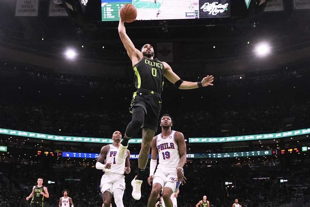 VIDEO: Tatum potiahol Celtics k výhre nad zraneniami zdecimovanými 76ers
