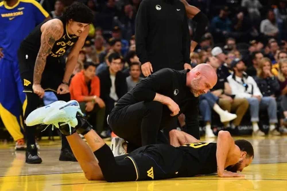 Steph Curry v noci opustil palubovku po škaredom faule