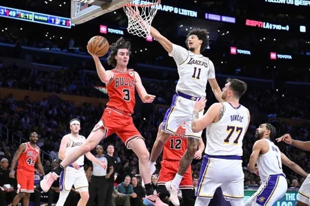 VIDEO: Lakers aj s LeBronom dostali strašný výprask, Giddey atakoval magický quadruple-double