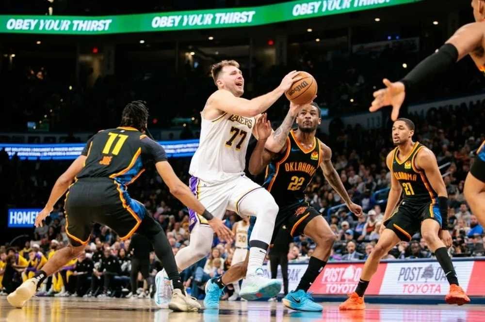 VIDEO: Dončič potiahol Lakers za prekvapivo vysokou výhrou v Oklahome