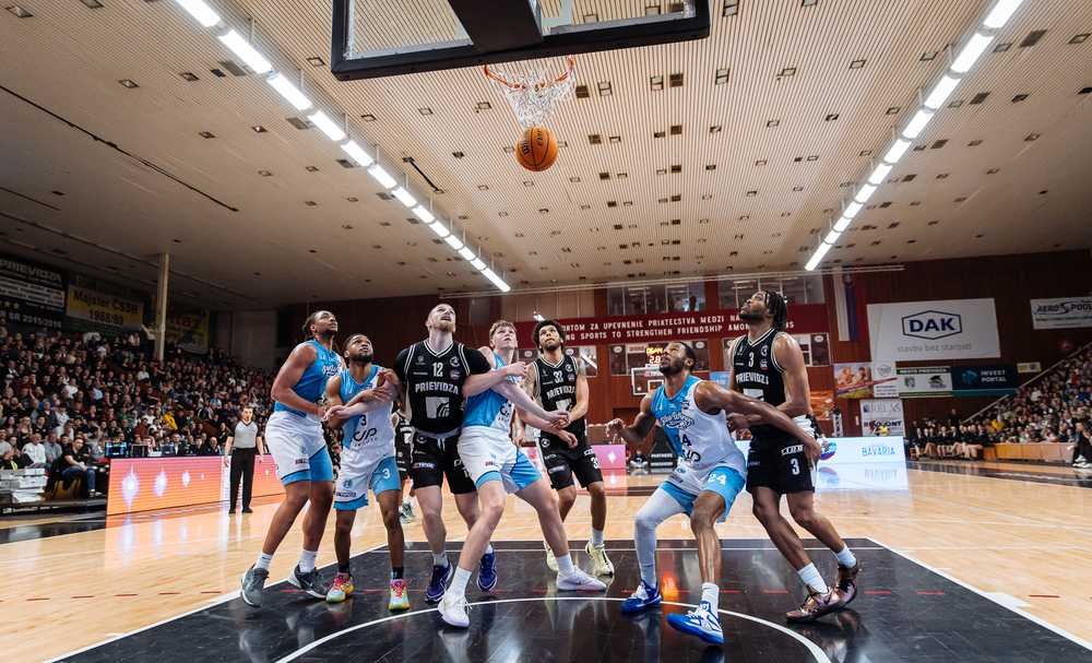 FOTO/VIDEO: Nitra umlčala 2800 divákov v Prievidzi a postúpila do semifinále. Ďalej idú aj Spišiaci