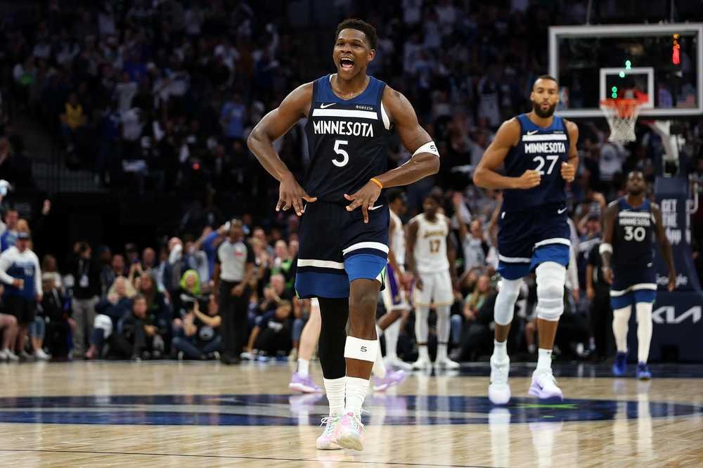 VIDEO/Play-Off NBA: Lakers sú zápas od vyradenia, Lillard si asi pretrhol achilovku