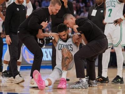 VIDEO/Play-Off NBA: Tatum z palubovky na invalidnom vozíku, Boston prehral aj tretí raz