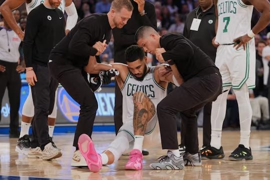 VIDEO/Play-Off NBA: Tatum z palubovky na invalidnom vozíku, Boston prehral aj tretí raz