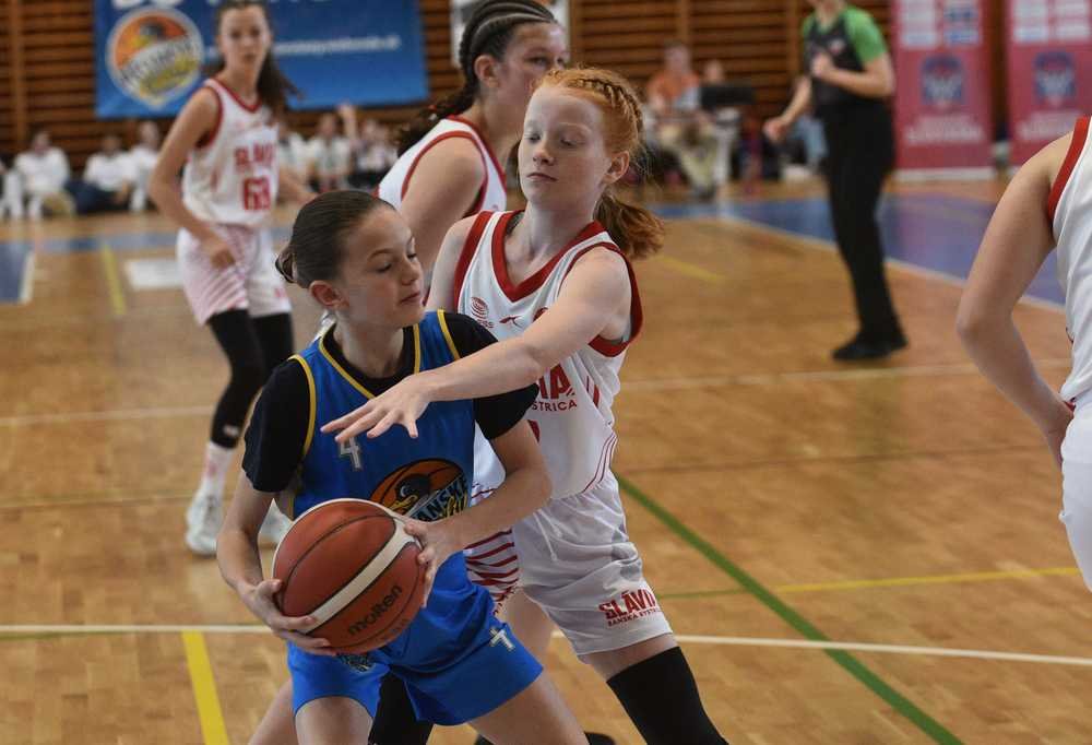 VIDEO/M-SR Mladšie žiačky U13: Na najzamotanejších majstrovstvách napokon uspela bystrická Slávia ŠKP