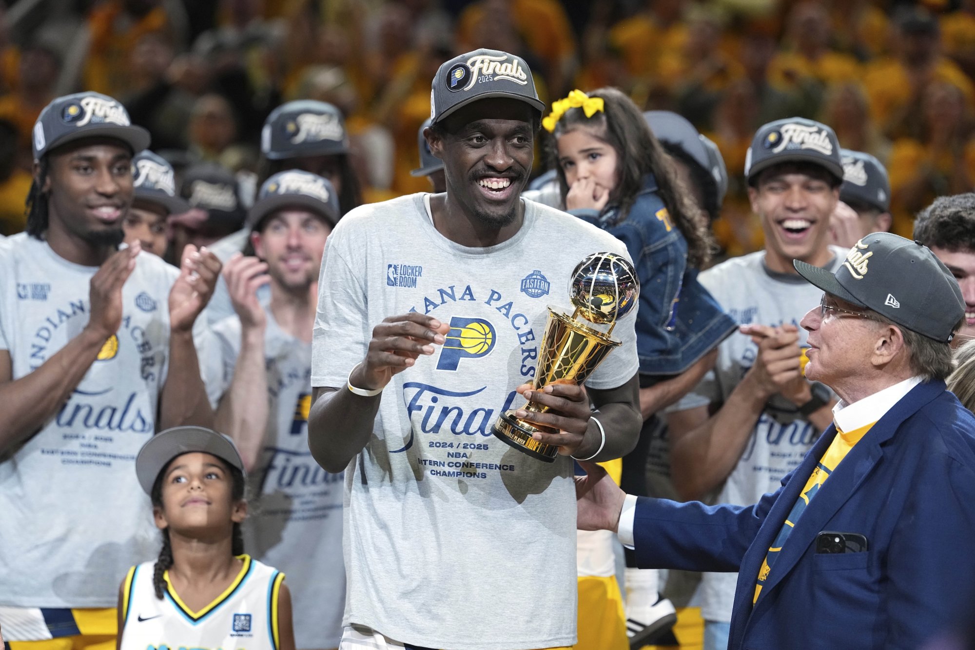 Mal sa stať kňazom, basketbal začal hrať až v 15, vyhral NBA a teraz je MVP finalistu