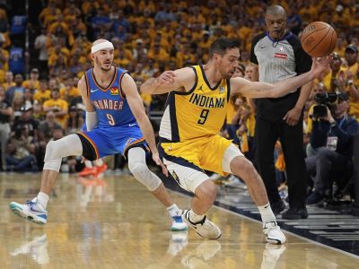 Je malý, nie je rýchly, nikdy ho nedraftovali, aj tak spravil rekord finále NBA
