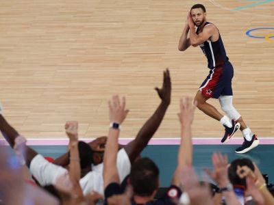 Pred rokom sa zastavil čas a Steph Curry predviedol v Paríži nadpozemské výkony