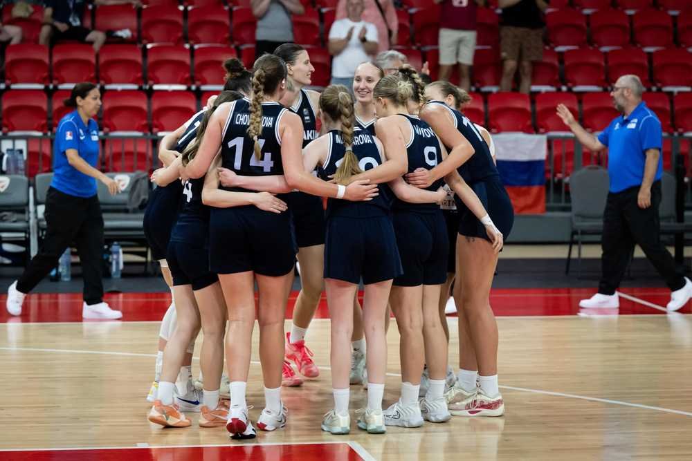 FOTO/VIDEO: Slovenky aj vďaka 11-im trojkám zdolali Grécko a berú piatu priečku