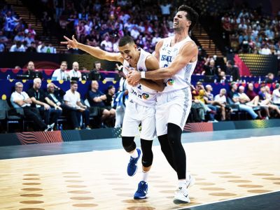 VIDEO: Advija s Izraelom skvelým výkonom šokoval Francúzov, Antetokounmpo sa vrátil s 27 bodmi