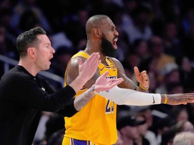 LeBron nestíha začiatok sezóny, dráma okolo neho pokračuje, tréner Lakers nazval novinárov idiotmi