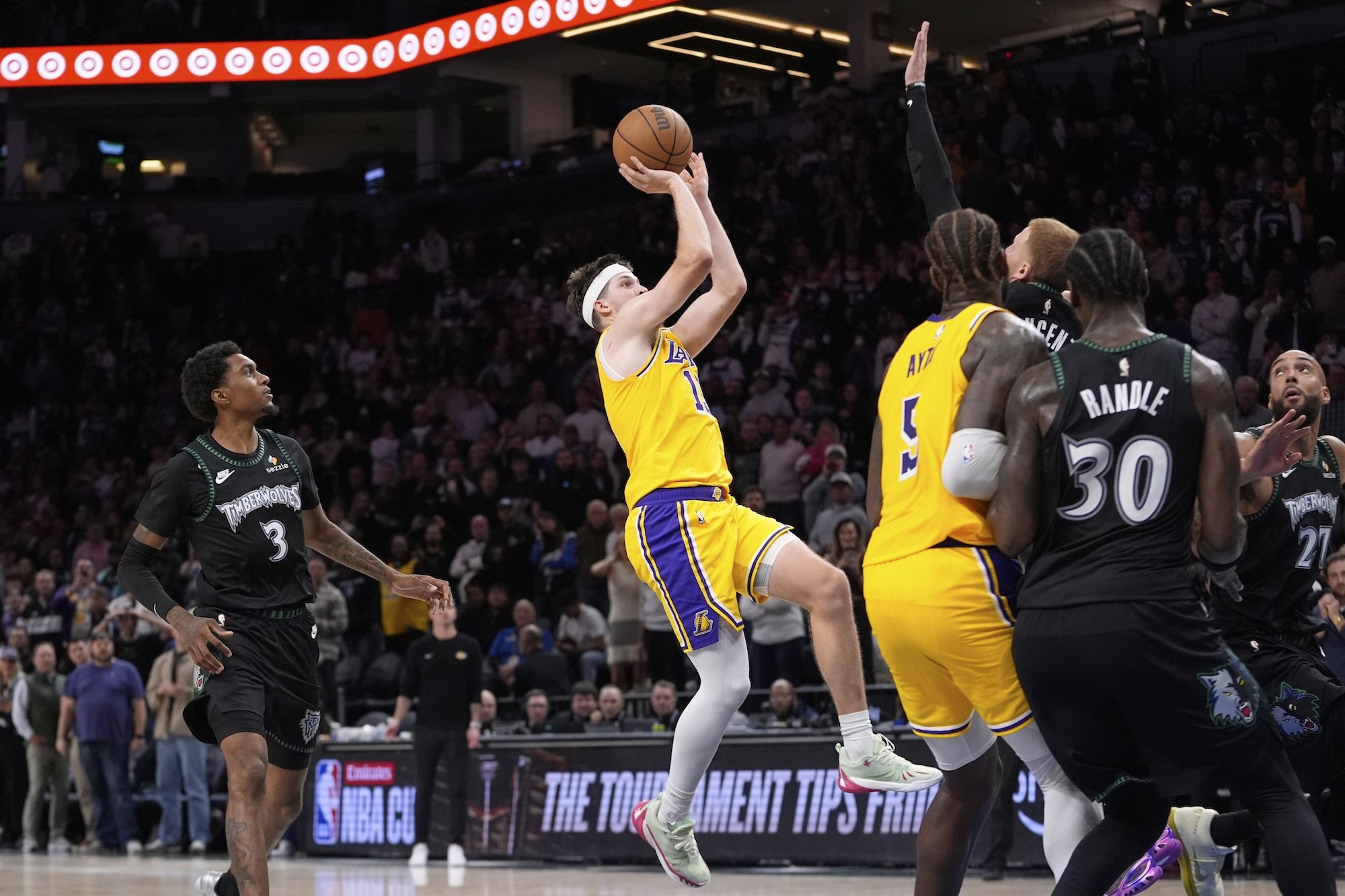 VIDEO: Reaves zachraňuje Lakers, trafil buzzer beater, Jokič dominuje