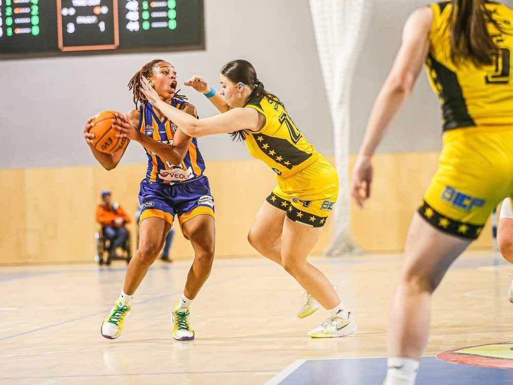 Anjelky uspeli v derby, pokračujú bez americkej dvojice
