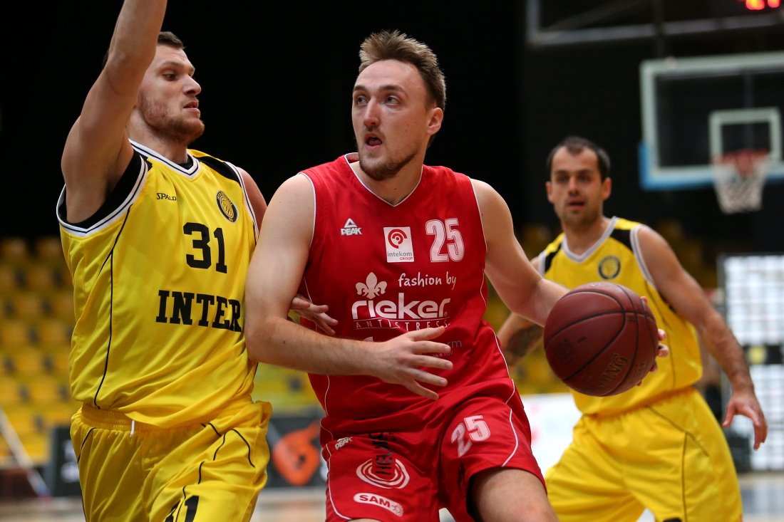 Analýza: Komárno vytiahlo na Inter streetbalový prístup, v závere rozhodli trestné hody