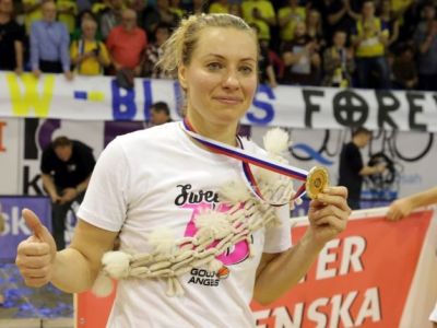 Žirková mieri spod košov do školy