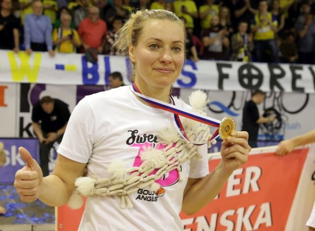 Žirková mieri spod košov do školy