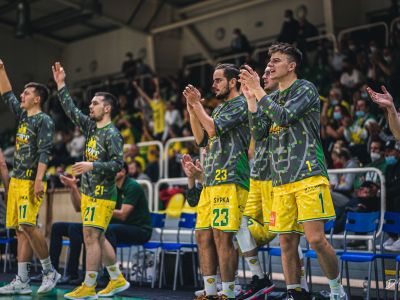 Po vzájomnom zápase jediných dvoch tímov mladých mužov sa na čele prvej ligy usídlili Levičania