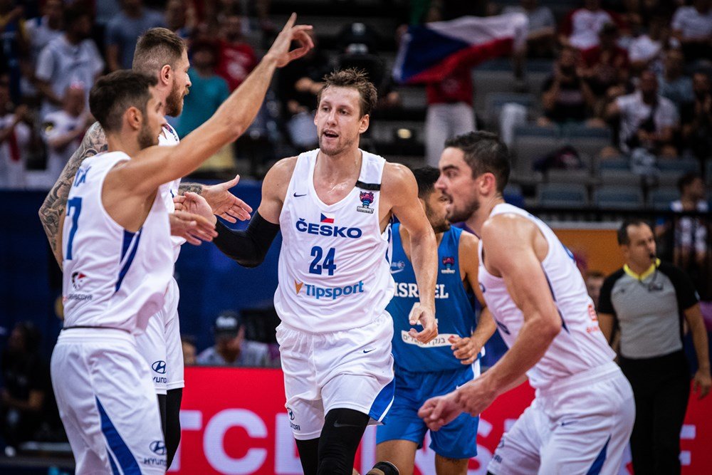 Satoranský s double-double potiahol Čechov do play-off, čaká ich Grécko. Štart Giannisa je otázny