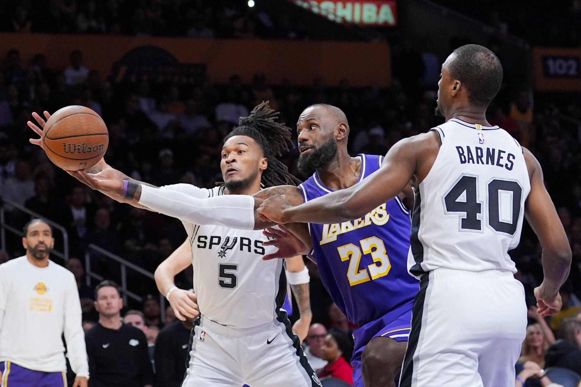 VIDEO: San Antonio vyradilo Lakers aj bez Wembyho, OKC deklasovalo Phoenix
