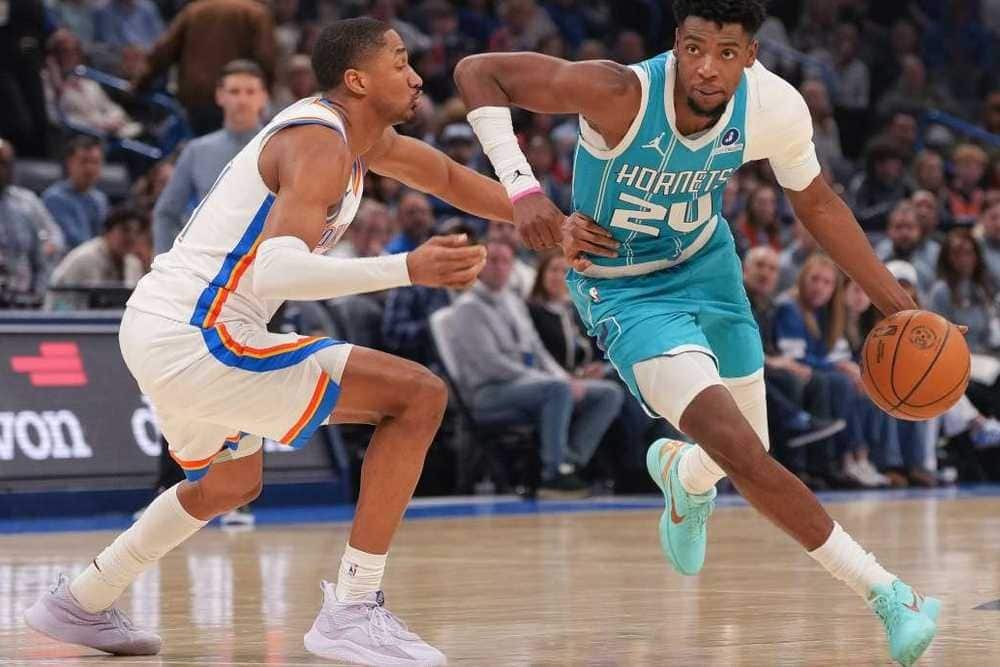 VIDEO: Líder NBA padol doma s podpriemernými Hornets