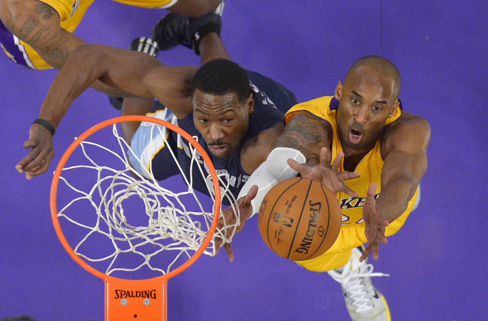 Los Angeles Lakers - Memphis (Tony Allen, Kobe Bryant) (Foto: TASR/AP)