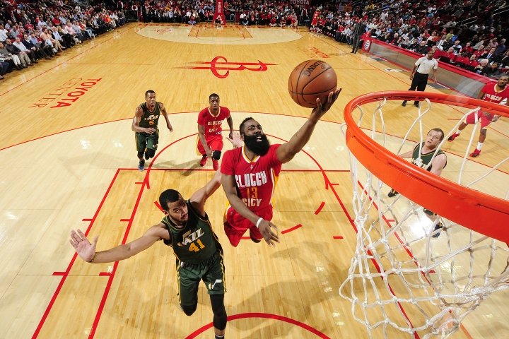 Houston zdolal Utah vďaka 33 bodom Hardena, Bulls víťazne šiestykrát v rade